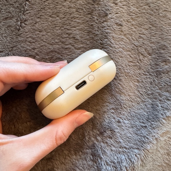 NWOT Heyday Wireless Earbuds and Case - Picture 6 of 12